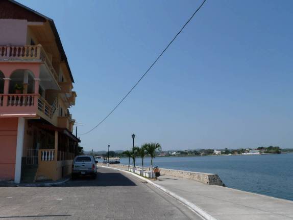 Nosso hotel em frente ao lago Petén, em Flores, na Guatemala